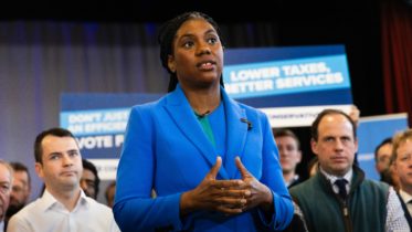 Kemi Badenoch omgitt av sine partifeller under lanseringen av de konservative kampanje før lokalvalget i mai.
