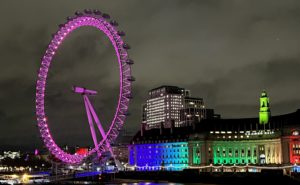 London Eye lyser opp på sørsiden av Themsen.