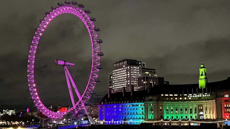 London Eye lyser opp på sørsiden av Themsen.