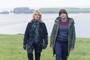 Bilde av de to etterforskerne Ruth Calder og Tosh ute på Shetland.