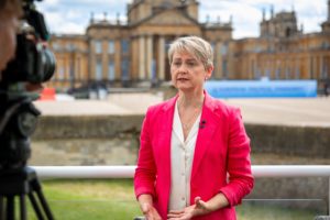 Foto av innenriksminister Yvette Cooper