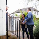 Kemi Badenoch på valgkamp i Cambridgeshire - deler ut brosjyrer sammen med den lokale kandidaten. Foto