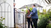 Kemi Badenoch på valgkamp i Cambridgeshire - deler ut brosjyrer sammen med den lokale kandidaten. Foto