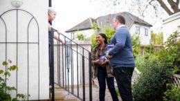 Kemi Badenoch på valgkamp i Cambridgeshire - deler ut brosjyrer sammen med den lokale kandidaten. Foto