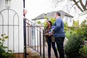 Kemi Badenoch på valgkamp i Cambridgeshire - deler ut brosjyrer sammen med den lokale kandidaten. Foto
