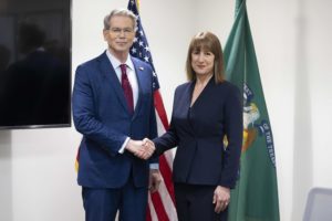Rachel Reeves hilser på den amerikanske handelsministeren Scott Bessent