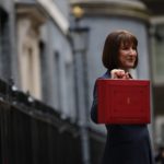 Finansminister Rachel Reeves viser fram den røde kofferten før hun la fram statsbudsjettet i fjor høst.