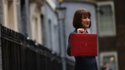 Finansminister Rachel Reeves viser fram den røde kofferten før hun la fram statsbudsjettet i fjor høst.