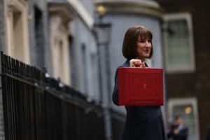 Finansminister Rachel Reeves viser fram den røde kofferten før hun la fram statsbudsjettet i fjor høst.