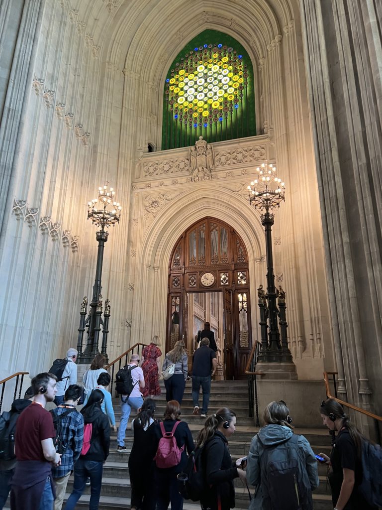 Bilde fra Westminster Hall. Turister på vei opp trappa.