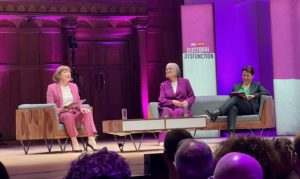 Bilde på scenen av de tre som lager podkasten Electoral Dysfunction.