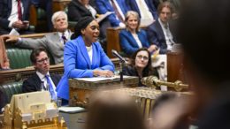 Kemi Badenoch på talestolen i Underhuset. foto