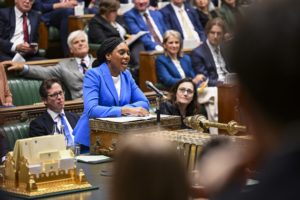 Kemi Badenoch på talestolen i Underhuset. foto