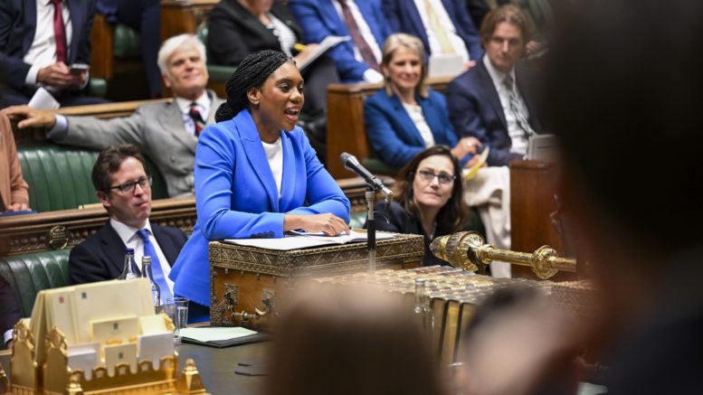 Kemi Badenoch på talestolen i Underhuset. foto