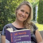 Gry Blekastad Almås med en bok av Ali Smith i fanget. Foto