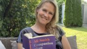 Gry Blekastad Almås med en bok av Ali Smith i fanget. Foto