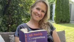 Gry Blekastad Almås med en bok av Ali Smith i fanget. Foto
