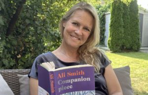 Gry Blekastad Almås med en bok av Ali Smith i fanget. Foto