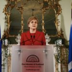 Nicola Sturgeon på talestolen.