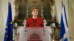 Nicola Sturgeon på talestolen.