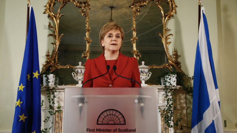 Nicola Sturgeon på talestolen.
