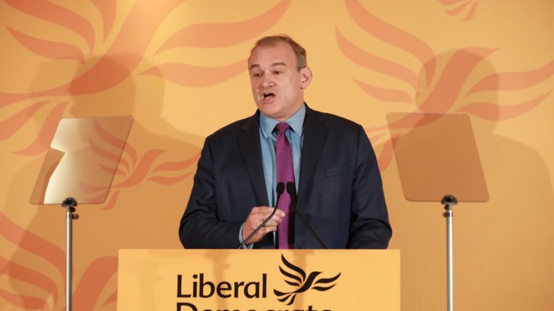 Partileder Ed Davey på talestolen.