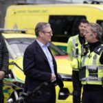 Statsminister Keir Starmer snakker med ambulansearbeidere.
