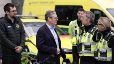Statsminister Keir Starmer snakker med ambulansearbeidere.