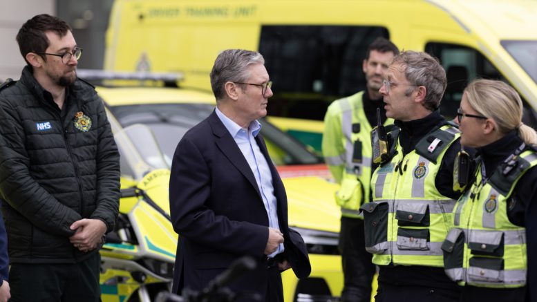 Statsminister Keir Starmer snakker med ambulansearbeidere.