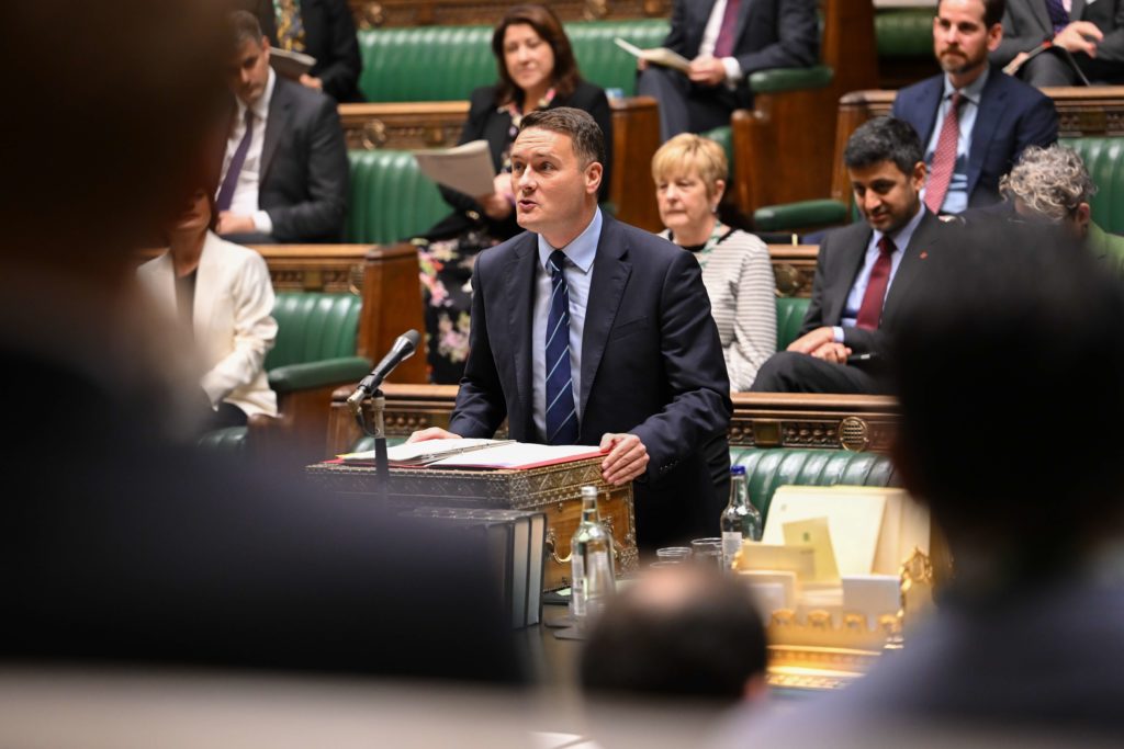 Helseminister Wes Streeting på talestolen i Underhuset.